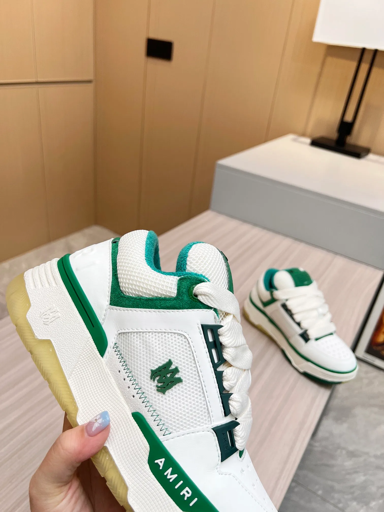 p620💰Men's shoes Amiri Emile's 2023 spring and summer new MA-1 bread shoes, couple models, casual sports shoes, sneakers Amiri gave up the rock punk style in the new season and used a large number of unsaturated colors, Morandi tones, whether you see or wear them, it will make people very happy. The large tongue of the bread shoes continues, shortens the length of the shoe body, thickens the midsole, and the toe part is more rounded. Amiri's brand letters and MA logo appear on the side of the shoe. Fabric: Original customized imported first-layer cowhide + mesh. Lining: Original customized breathable towel lining. Outsole. Foam combination material. Bottom thickness: 4CM. Size: Men's 39-45